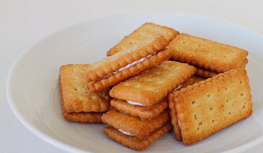NATURAL LAWSON餅乾BISCO乳酸菌藍莓夾心口味餅乾(ビスコ ブルーベリークリームサンド)餅乾近照