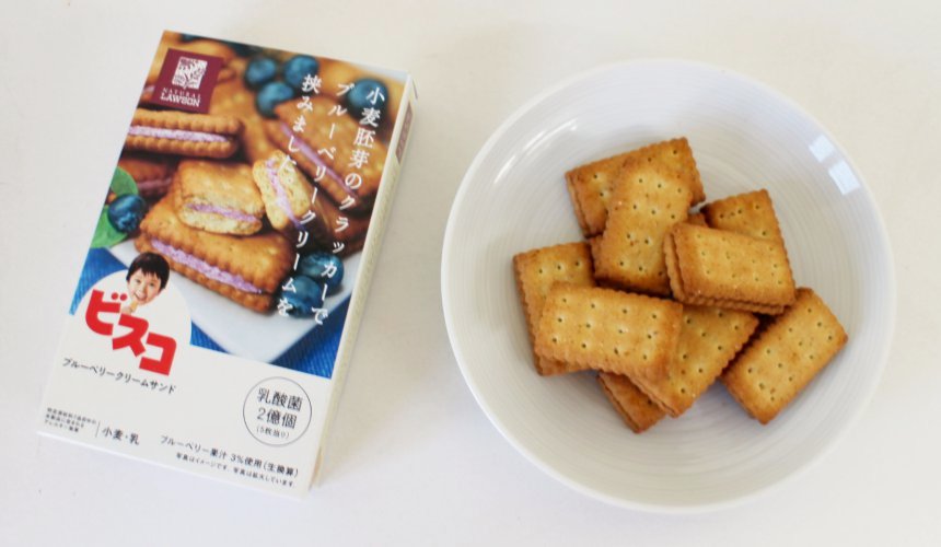 NATURAL LAWSON餅乾BISCO乳酸菌藍莓夾心口味餅乾(ビスコ ブルーベリークリームサンド)包裝與餅乾