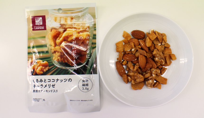 「NATURAL LAWSON」系列餅乾焦糖綜合堅果(くるみとココナッツのキャラメリゼ 素焼きアーモンド入り)的包裝與食物