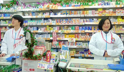 「くすりの福太郎 浅草店」櫃檯與店員