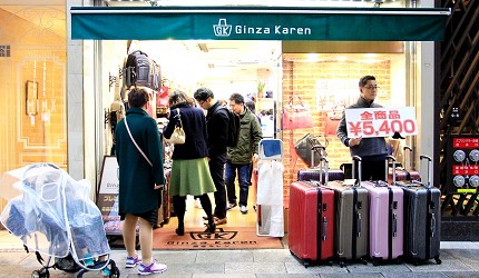 東京銀座買包推薦人氣行李箱、包包專賣店「Ginza Karen」店門口