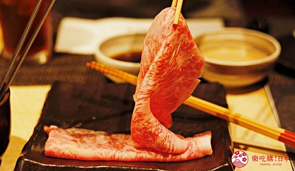東京新宿享用A5黑毛和牛鐵板燒涮涮鍋「新宿 PANDORA」的霜降牛肉