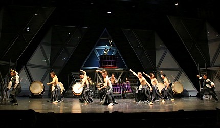 日本東京新宿和太鼓「萬華響」公演現場打鼓畫面