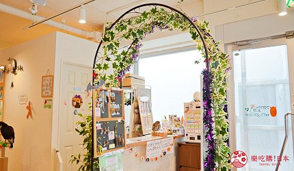 東京原宿貓頭鷹咖啡廳推薦「貓頭鷹庭園」的店門口花圈