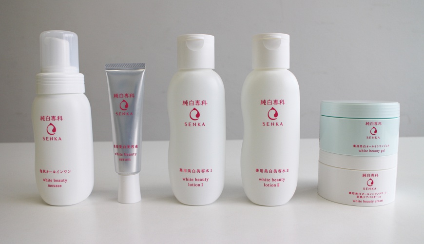 「純白專科」的商品化妝水、美白精華、乳液、凝膠乳霜