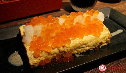 東京新宿嚴選推薦星鰻飯料理專門店「しろや新宿」的料理鮭魚卵高湯蛋捲(いくらの出汁巻)