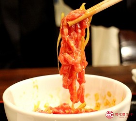 東京高田馬場燒肉激戰區的A5黑毛和牛絕品美味「吟まるJr.」的生拌牛肉「肉膾」(ユッケ)試吃照片