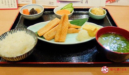 築地市場美食推薦「味の浜藤」的鹽燒銀鮭魚腹肉條御膳(銀鮭ハラス塩焼御膳)附飯、湯品、小菜