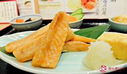 築地市場美食推薦「味の浜藤」的鹽燒銀鮭魚腹肉條御膳(銀鮭ハラス塩焼御膳)近照