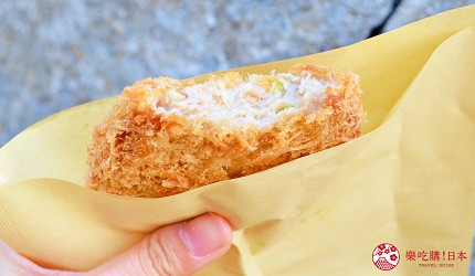築地市場美食推薦「味の浜藤」的特大炸鮪魚肉餅(特大マグロメンチ)的試吃照