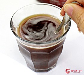 日本藥妝買膠原蛋白推薦ASTALIFT(艾詩緹)的「精純膠原蛋白」加入咖啡試喝第二步,立刻溶解