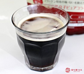 日本藥妝買膠原蛋白推薦ASTALIFT(艾詩緹)的「精純膠原蛋白」加入咖啡試喝第三步,粉末已經完全溶解,有點像加了奶精