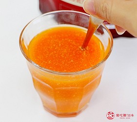 日本藥妝買膠原蛋白推薦ASTALIFT(艾詩緹)的「精純膠原蛋白」加入果菜汁試喝第二步,粉末漸漸溶解