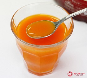 日本藥妝買膠原蛋白推薦ASTALIFT(艾詩緹)的「精純膠原蛋白」加入果菜汁試喝第三步,已經完全溶解