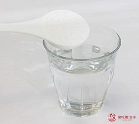 日本藥妝買膠原蛋白推薦ASTALIFT(艾詩緹)的「精純膠原蛋白」加入水中試喝第一步