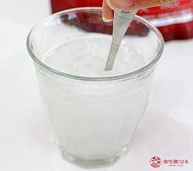 日本藥妝買膠原蛋白推薦ASTALIFT(艾詩緹)的「精純膠原蛋白」加入水中試喝第二步,立刻溶解