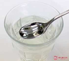 日本藥妝買膠原蛋白推薦ASTALIFT(艾詩緹)的「精純膠原蛋白」加入水中試喝第三步,水還是很清澈