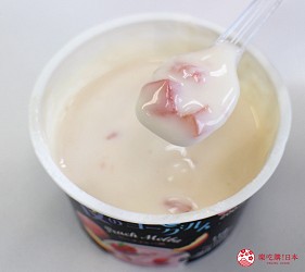 日本藥妝買膠原蛋白推薦ASTALIFT(艾詩緹)的「精純膠原蛋白」加入優格第三步,攪拌後已經沒有粉末狀