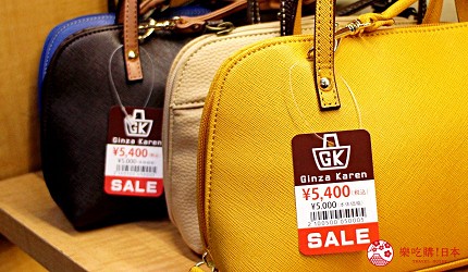 東京銀座人氣行李箱、包包專賣店「Ginza Karen」的店內的包包商品與5,500日圓價格標籤