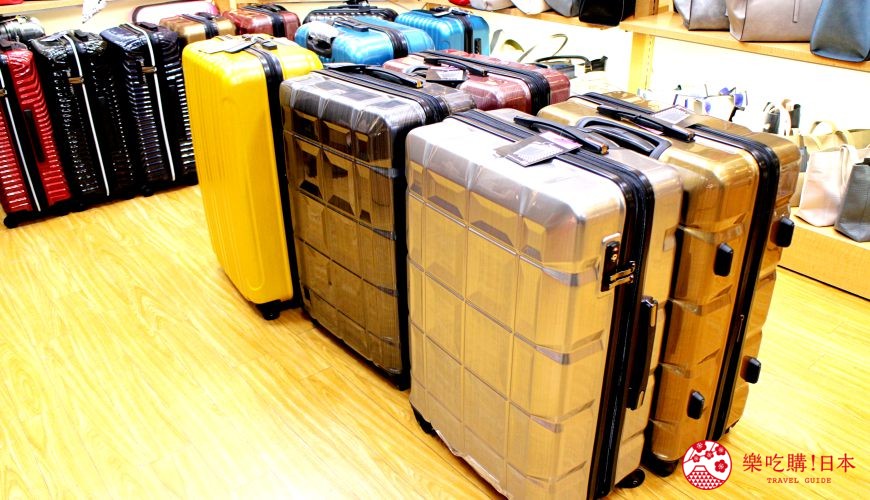 東京銀座人氣行李箱、包包專賣店「Ginza Karen」的店內行李箱商品