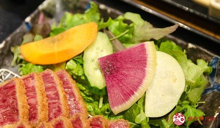 新宿必吃炸牛排专门店推荐「牛かつ あおな」的炸牛排铁板定食套餐(牛カツ&鉄板コンボ定食)套餐的牛排近照