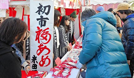 日本冬天自由行最好玩祭典松本冬日節的松本糖果市的糖果攤位
