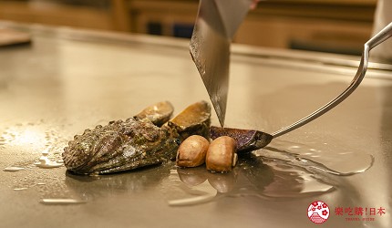 东京银座和牛铁板烧「しろや银座亭」的鲜活鲍鱼铁板烧(活き鲍の鉄板焼き)