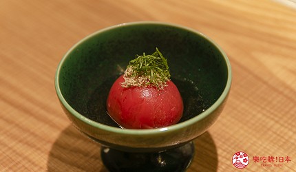 东京银座和牛铁板烧「しろや银座亭」的鲣鱼高汤渍番茄(トマトのだし浸し)