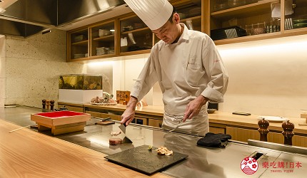 东京银座和牛铁板烧「しろや银座亭」店内主厨制作料理中