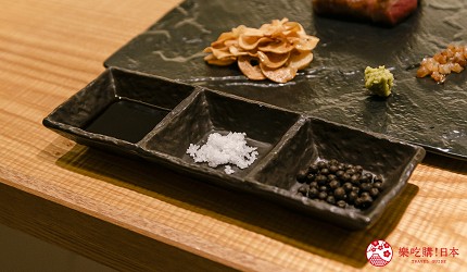 东京银座和牛铁板烧「しろや银座亭」的A5 特选松阪牛沙朗铁板烧牛排(特选 A5 松阪牛サーロイン100g)的调味料