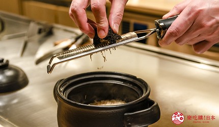 东京银座和牛铁板烧「しろや银座亭」的松露土锅饭(トリュフの土锅ご饭)制作中