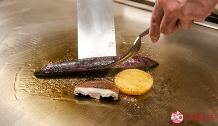 东京银座和牛铁板烧「しろや银座亭」的A5 特选松阪牛沙朗铁板烧牛排(特选 A5 松阪牛サーロイン100g)的烤蔬菜