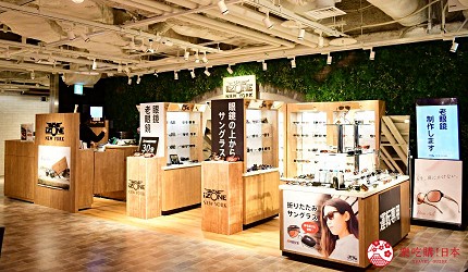 日本自由行shopping购物吃饭食饭玩乐设施都有的羽田机场的休息空间the hanadahouse的购物推荐推介的时尚眼镜专门店IZONE NEW YORK的商品展示架