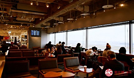 日本自由行shopping购物吃饭食饭玩乐设施都有的羽田机场的休息空间the hanadahouse的餐厅推荐推介可以看见飞机升降的星巴克 STARBUCKS的座位区可以看到飞机跑道