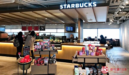日本自由行shopping购物吃饭食饭玩乐设施都有的羽田机场的休息空间the hanadahouse的餐厅推荐推介可以看见飞机升降的星巴克 STARBUCKS的店舖内观