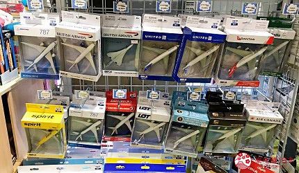 日本自由行shopping购物吃饭食饭玩乐设施都有的羽田机场的休息空间the hanadahouse的新奇体验与可爱杂货的TOKYO POP TOWN 内玩具店博品馆内的飞机模型