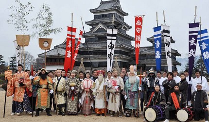 日本冬天自由行最好玩祭典松本冬日節的松本糖果市的祭典上古時服裝巡遊