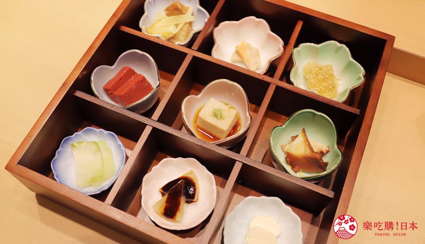 東京表參道必吃高級壽司「鮨青海」的季節主廚嚴選套餐(特薦 上 季節のおまかせ握りコース 雲丹食べ比べ3種付き)的前菜九宮格拼盤