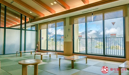 日本親子景點推薦推介箱根穿泳衣也能泡的合家歡溫泉水上樂園箱根小涌園 Yunessun的免費休憩室可望到外面景觀